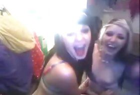Porno video trdo analni uro, dve vroča dekleta, fotoaparat dekle kaže