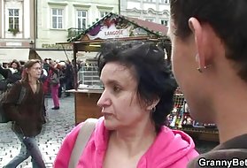 Stara babica, turizem in skakanje na njegov kurac babica celotno dolžino porno filmov na spletu
