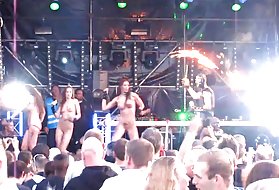 Goli na odru gogo dekleta rave-techno koncert 2 dekleta