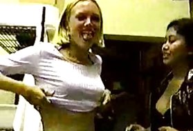 Porno gledati online družino blondinka srček pokaže svoje joške