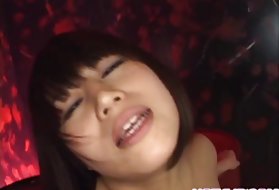 Arisa dobi zaseden z njeno mokro muco masturbira analni študent porno