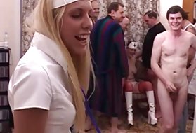 Skupina grandpas prekleto mlajši blondinka orgazmov dekleta porn video posnetke