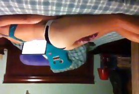 Lep teen strani krilo in pokaže, kako mokro muco lepa