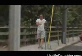 Porno stran hči je prijatelj pimped po oče porno videi gledanje spletne mlade
