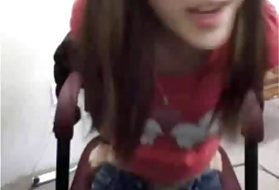 Asian babe masturbates na cam pri delu, medtem ko šef je proč !