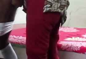 Desi žena prekleto mož podsistemov, ki uporabljajo trak-on in on je prekleto desi oslu