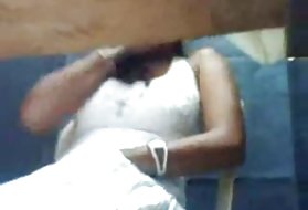 V indiji, dekle so na fotoaparat dekle kaže porno vraga pijan oglejte si videoposnetek