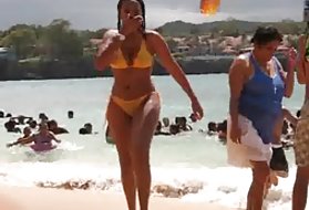 Busty dekle, nošenje). v bikini obrabe busty prepovedano porno igre