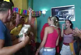 Blondinka teen dobi veliko rojstnodnevno presenečenje v bar, velike svetlo
